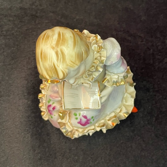 Antique (1900-1940) Porcelain Figurine Seated Girl Reading a Book Made in Japan - Picture 4 of 9